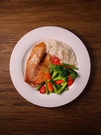 Filé de Saint Peter com Arroz e Legumes Filé de Saint Peter com Arroz e Legumes
