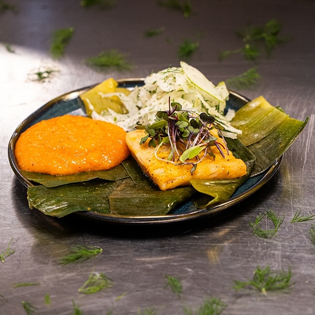 Peixe no Vapor com Pirão Cremoso e Salada de Erva-Doce – Raízes Culinárias