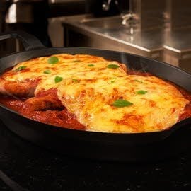 Frango à Parmegiana com Chips de Batata-Doce Frango à Parmegiana com Chips de Batata-Doce