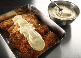 Peixe em Crosta de Coco com Molho de Coentro Peixe em Crosta de Coco com Molho de Coentro