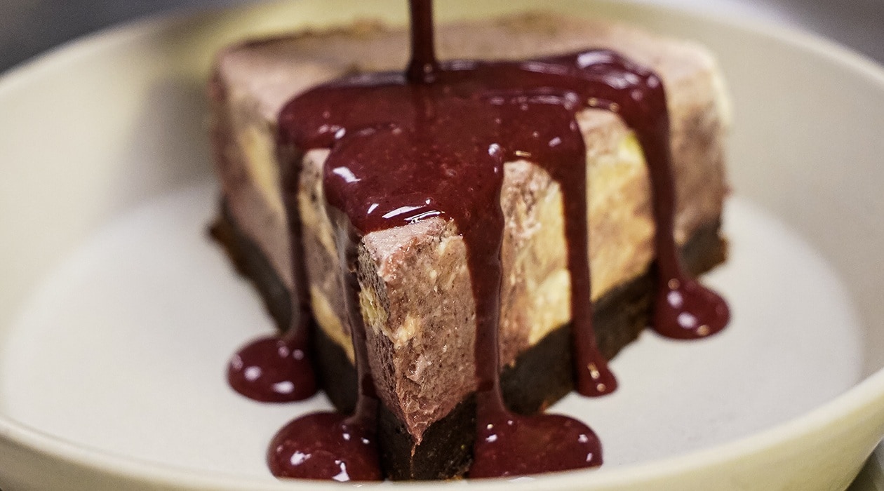 Brownie de Chocolate & Cupuaçu com Mousse de Açaí