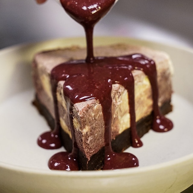 Brownie de Chocolate & Cupuaçu com Mousse de Açaí