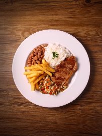 Contra-filé com arroz, feijão, batata frita e vinagrete Contra-filé com arroz, feijão, batata frita e vinagrete