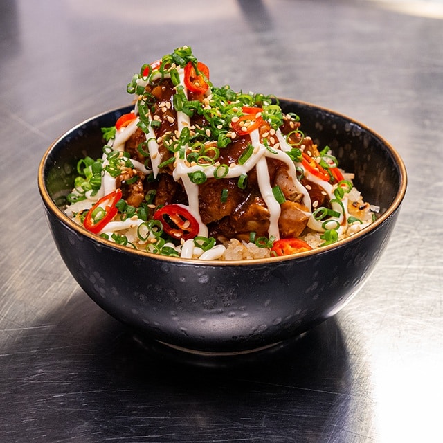 Arroz tostado com sobrecoxa assada glaciada – comida de rua moderna