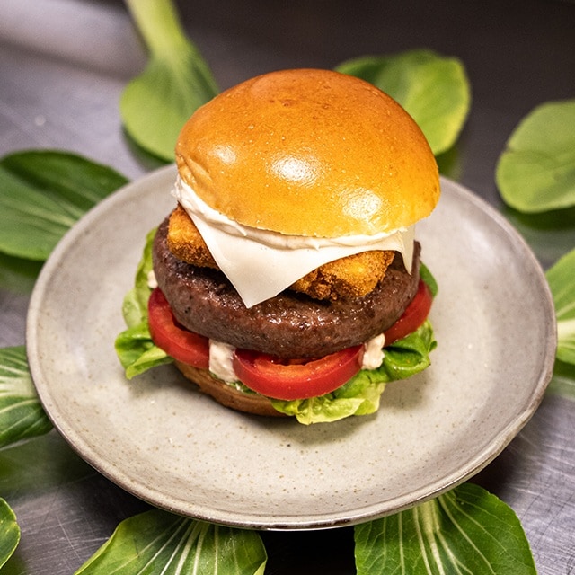 X-Burguer com Tofu Empanado e Maionese de Missô