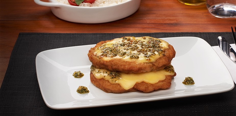 Filé à Parmegiana Recheado com Molho Pesto