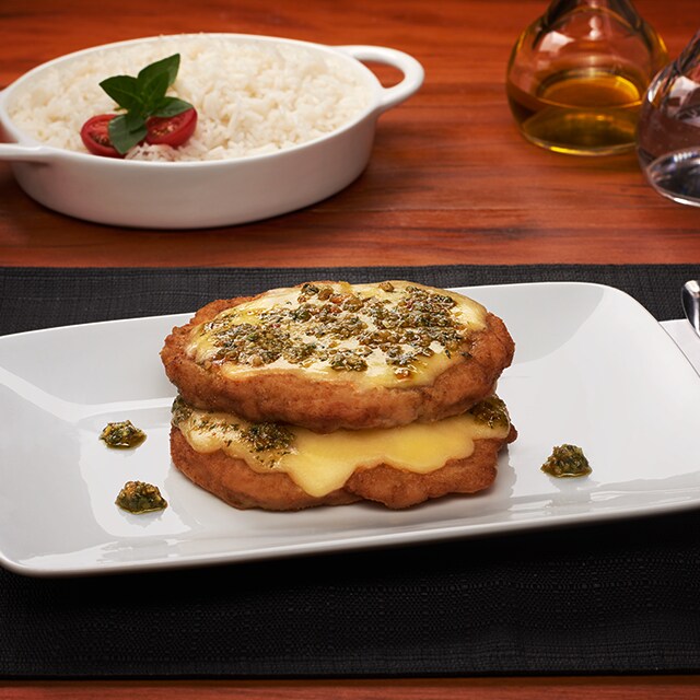 Filé à Parmegiana Recheado com Molho Pesto Filé à Parmegiana Recheado com Molho Pesto
