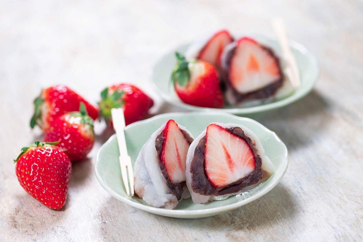 Porções elaboradas de ichigo daifuku: mochi recheado com morango fresco e doce de feijão