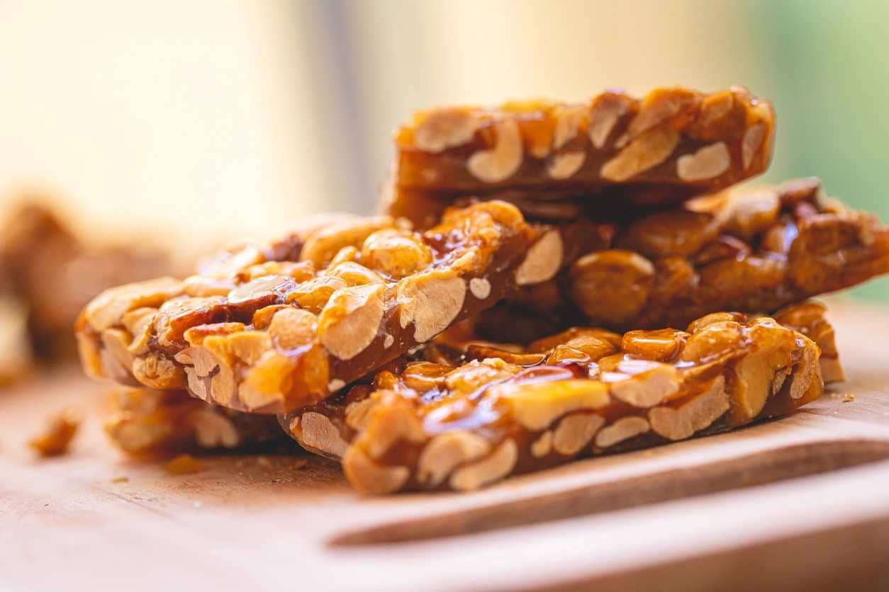 Pedaços de pé de moleque, cortados em retângulos