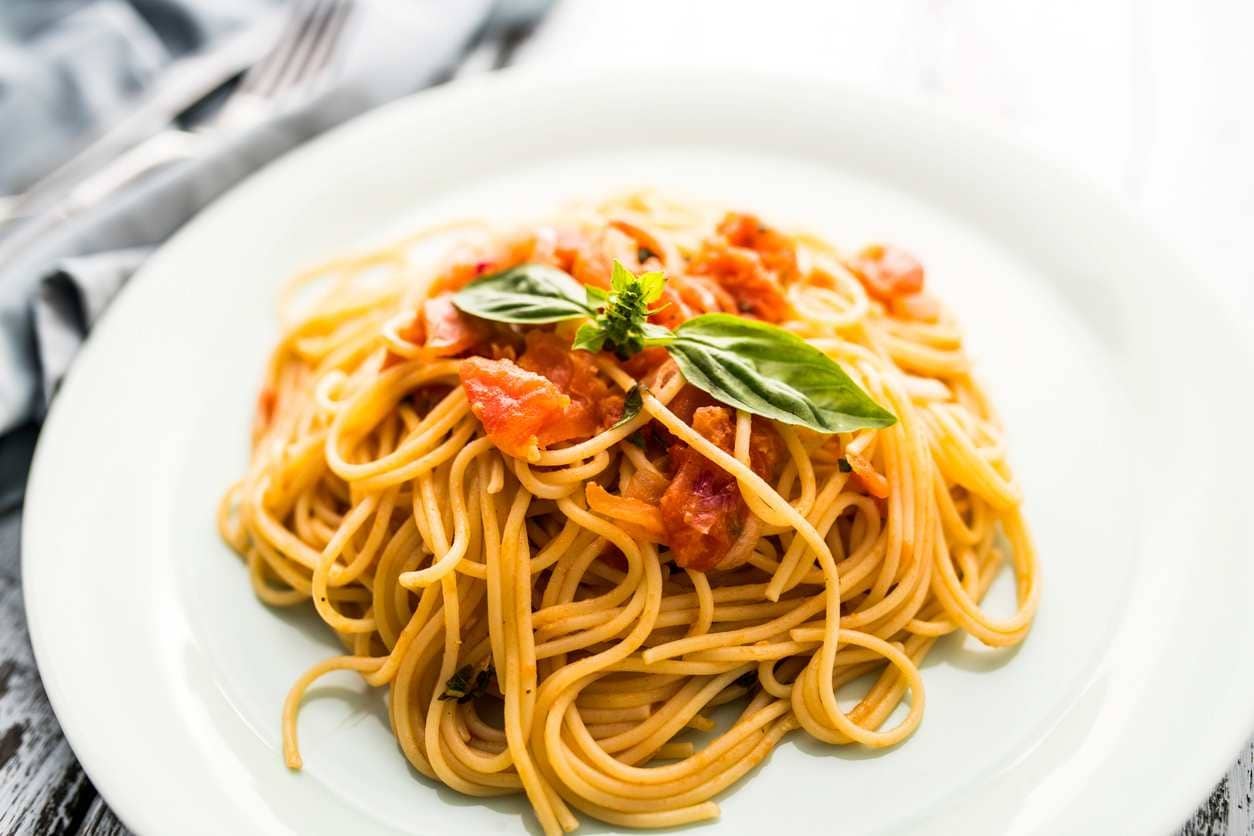 Prato de espaguete ao molho sugo.