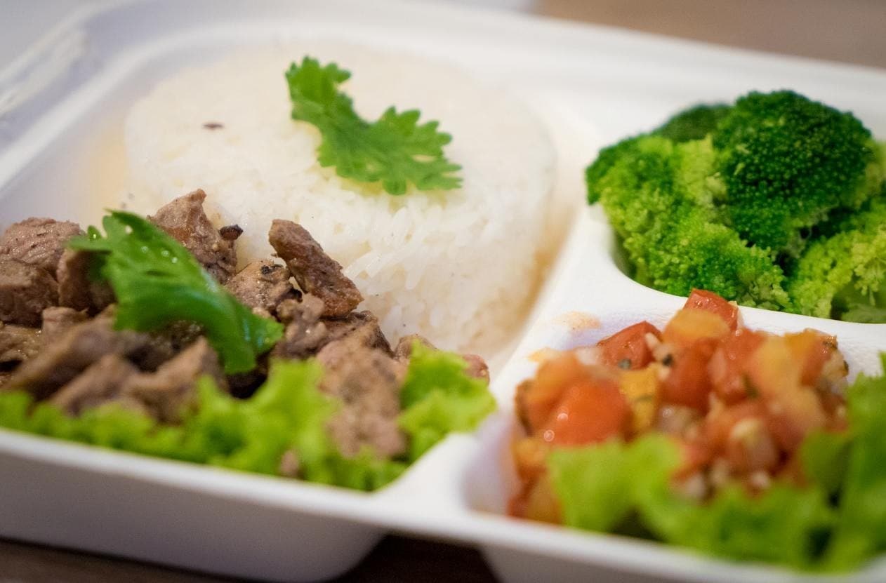 Marmita com arroz, carne em tiras, brócolis e salada de alface e tomate