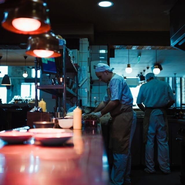Saiba o que é e como calcular adicional noturno dos funcionários do seu restaurante
