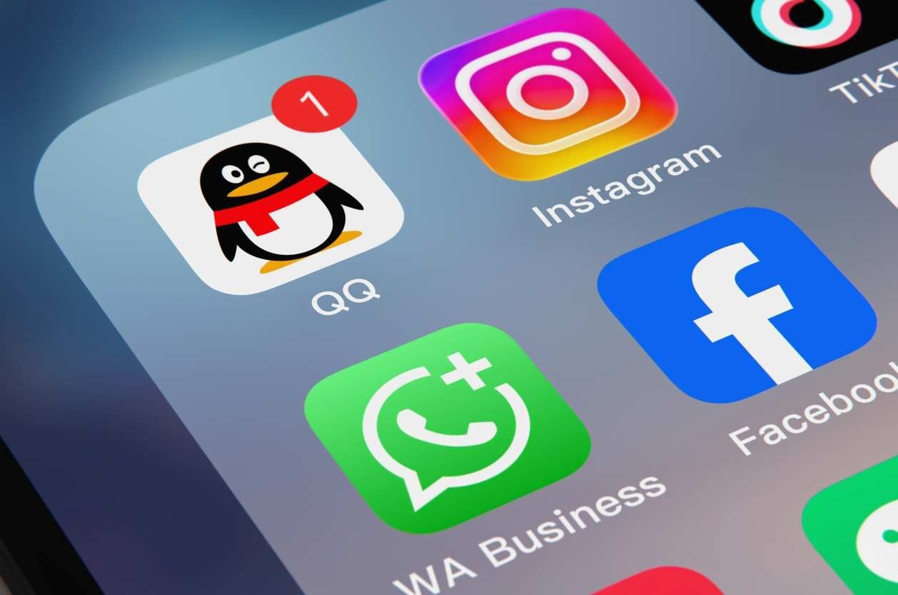 Logo do WhatsApp Business em destaque na tela de um celular.