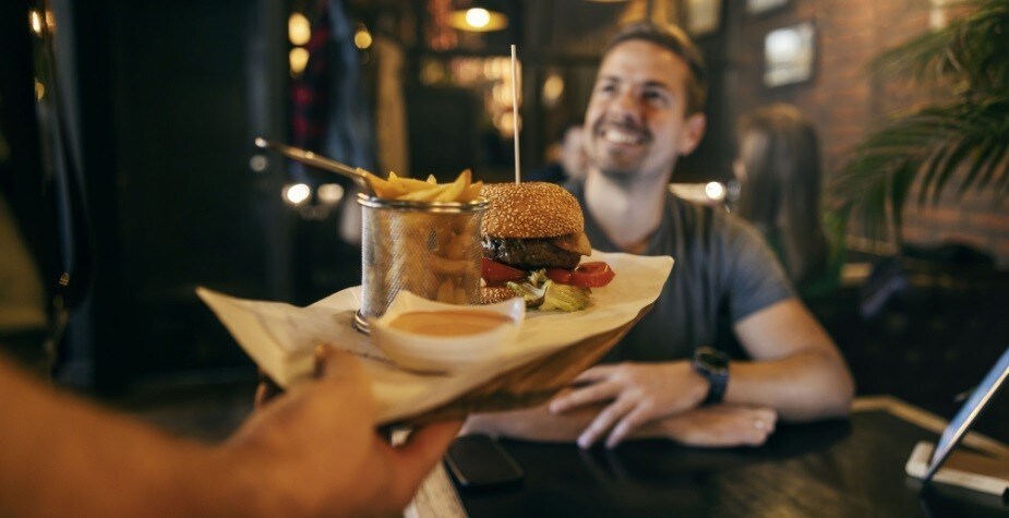 Como encantar o cliente: 5 dicas para atrair e fidelizar consumidores do seu food service