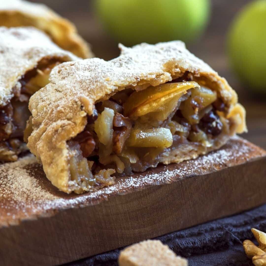 Strudel de maça, apresentado cortado em três pedaços Strudel de maça, apresentado cortado em três pedaços