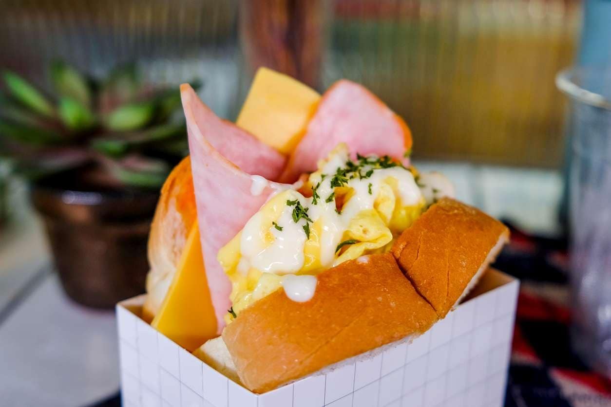 Sanduíche delicioso de ovo, presunto e queijo, o tal do Egg Drop.