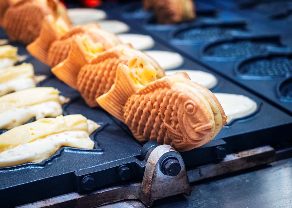 Forma de waffle taiyaki com alguns já prontos para demonstração.