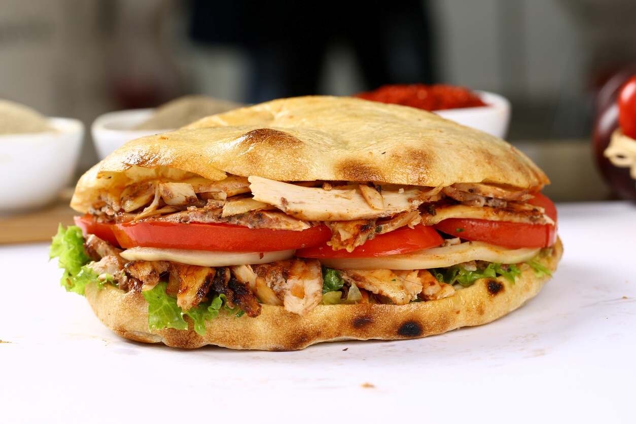 Lindo kebab servido em pão pita, pronto para ser embalado no delivery