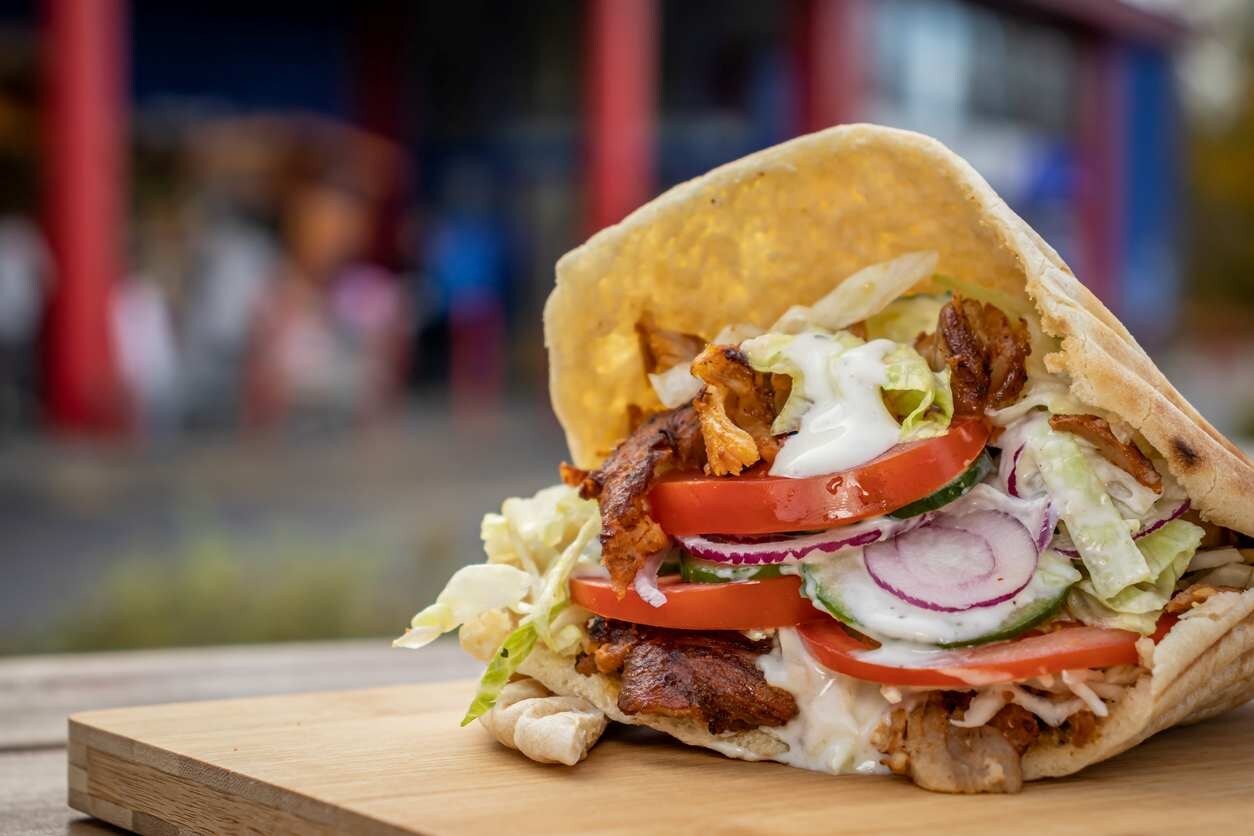 Kebab de frango com alface, tomate, cebola roxa e molho de alho