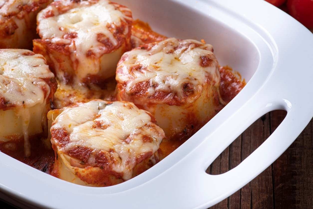 Forma com quatro rondellis, molho ao sugo e gratinado com muçarela.