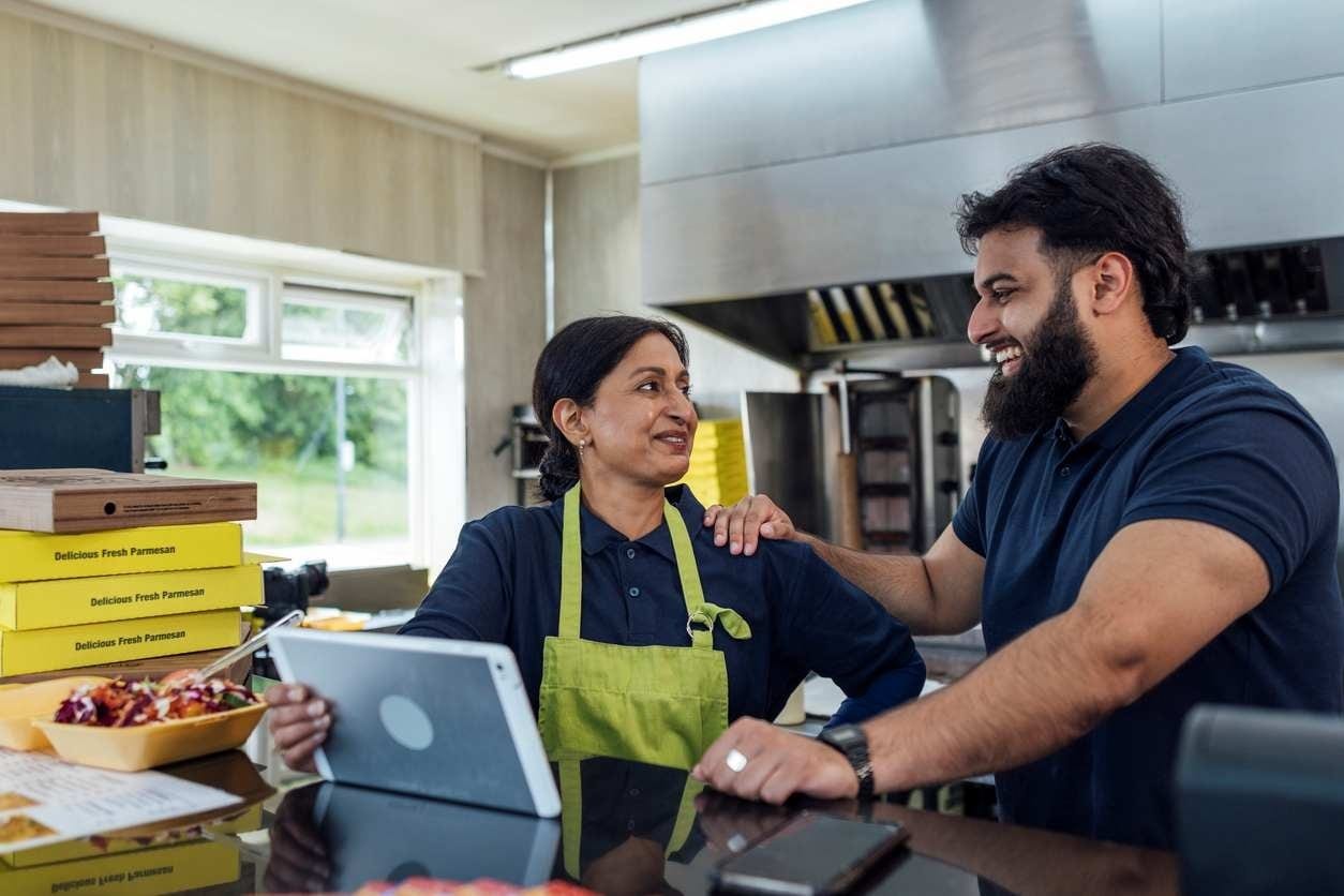 Equipe de negócios em fast food de pizzaria conversando e se divertindo juntos