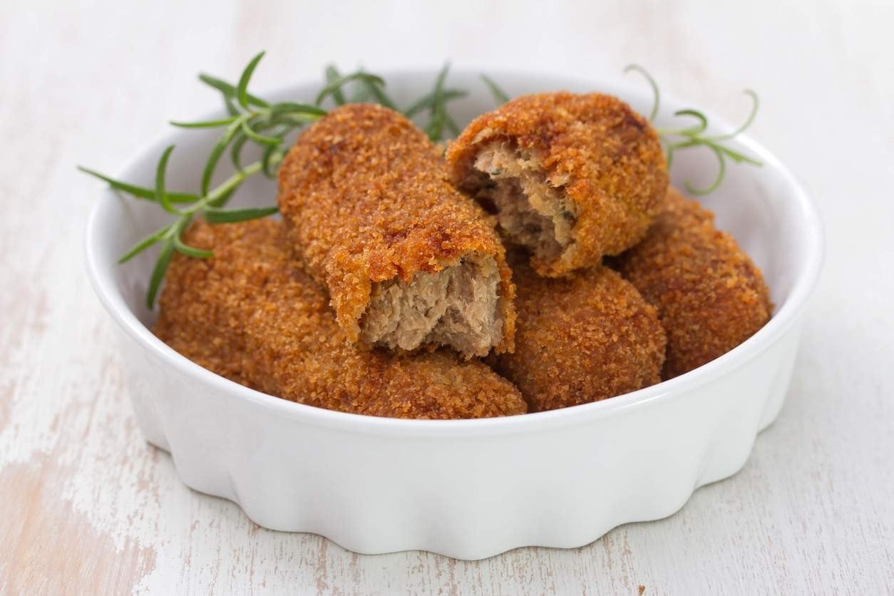 Croquetes de carne em um prato fundo branco