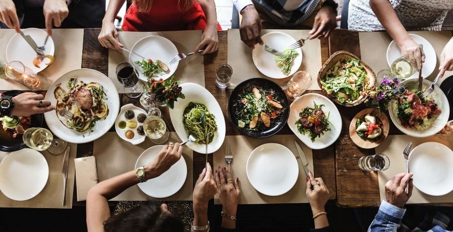 Mesa compartilhada ganha força como tendência no cenário de food service