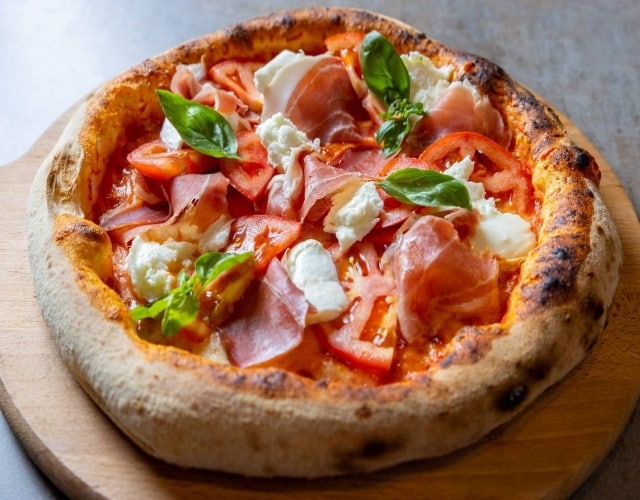 Close em pizza de fiori de latte com presunto de parma. Close em pizza de fiori de latte com presunto de parma.