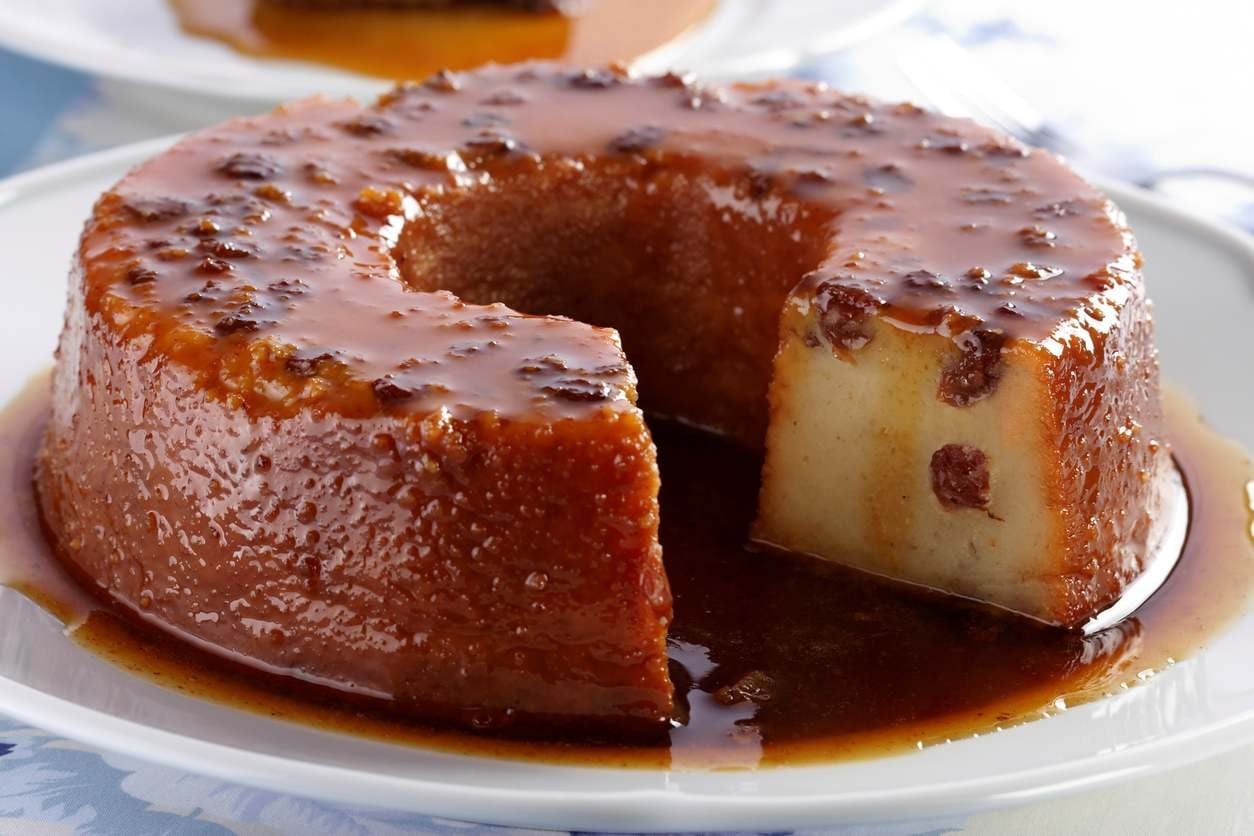Pudim de pão com uvas passas e calda de caramelo