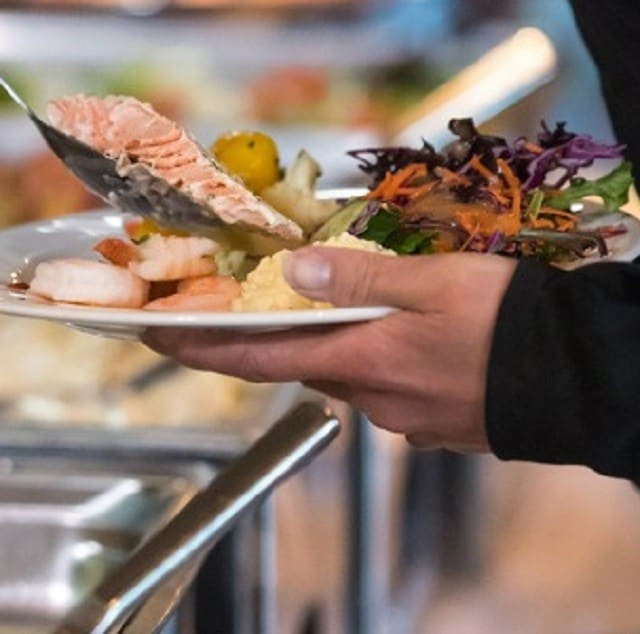 Comida a quilo: entenda se vale a pena investir no conceito de acordo com o seu tipo de restaurante