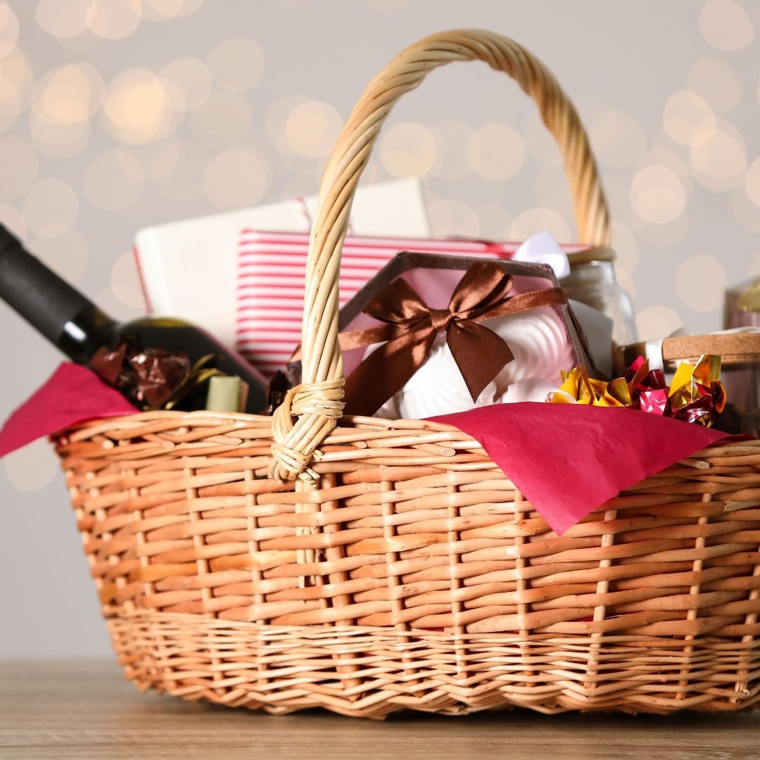 Cesta personalizada com vinho, chocolate, suspiro e alimentos não perecíveis em geral Cesta personalizada com vinho, chocolate, suspiro e alimentos não perecíveis em geral