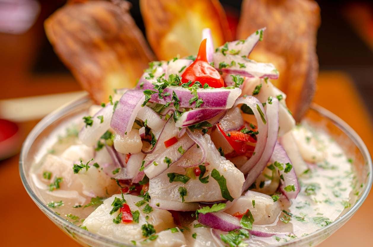 Destaque para uma linda porção de ceviche peruano Destaque para uma linda porção de ceviche peruano