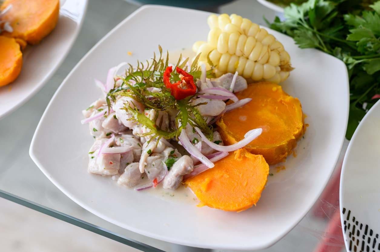 Prato com ceviche, batata doce e milho. Prato com ceviche, batata doce e milho.