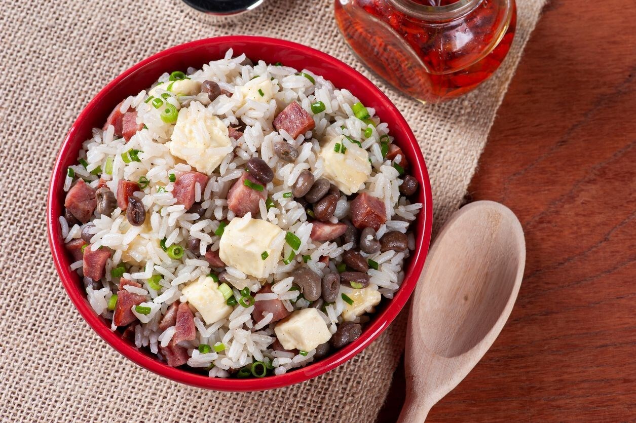 Prato de baião de dois com feijão, queijo coalho e carne seca. Prato de baião de dois com feijão, queijo coalho e carne seca.