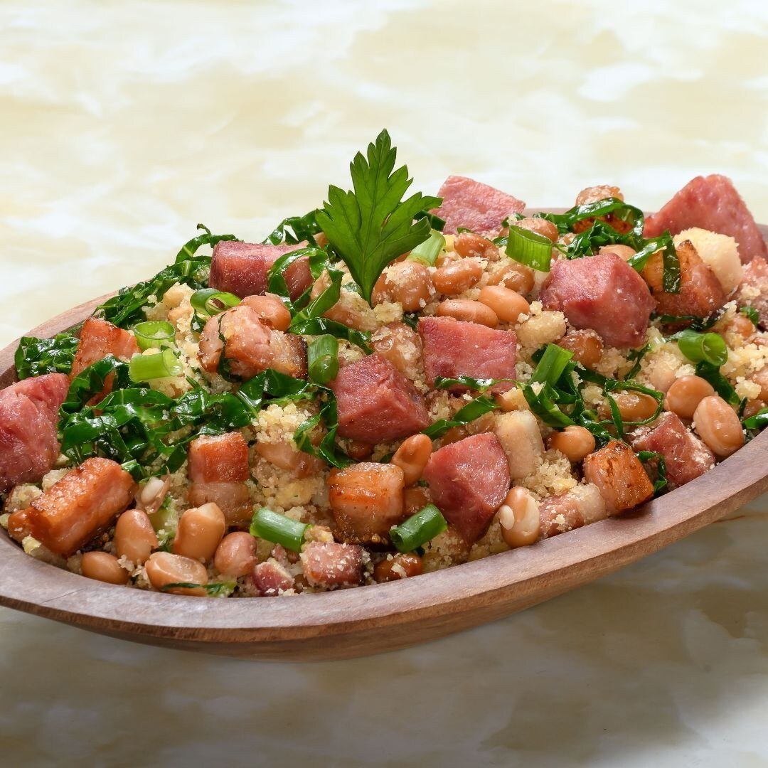 Feijão tropeiro com linguiça e cheiro verde para decorar dentro de recipiente de madeira Feijão tropeiro com linguiça e cheiro verde para decorar dentro de recipiente de madeira