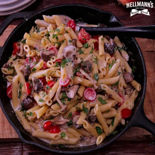 Penne ao molho de maionese, cogumelo Paris, shimeji e tomate cereja Penne ao molho de maionese, cogumelo Paris, shimeji e tomate cereja