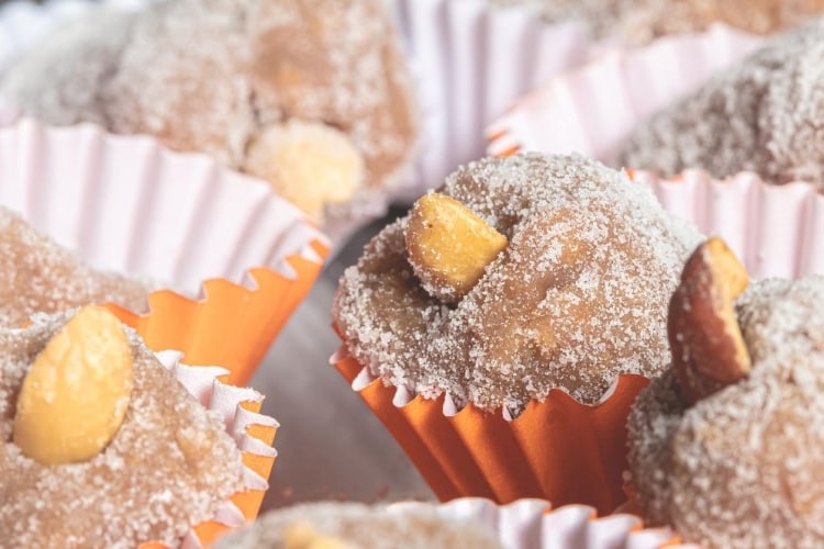 Cajuzinho coberto com açúcar e decorado com amendoim inteiro. Cajuzinho coberto com açúcar e decorado com amendoim inteiro.