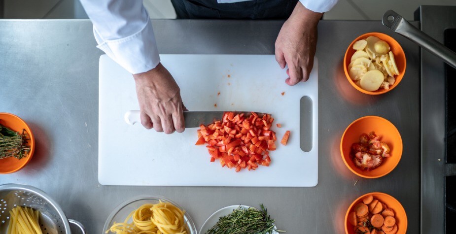 Quais são os tipos de mise en place e como eles otimizam a rotina na cozinha