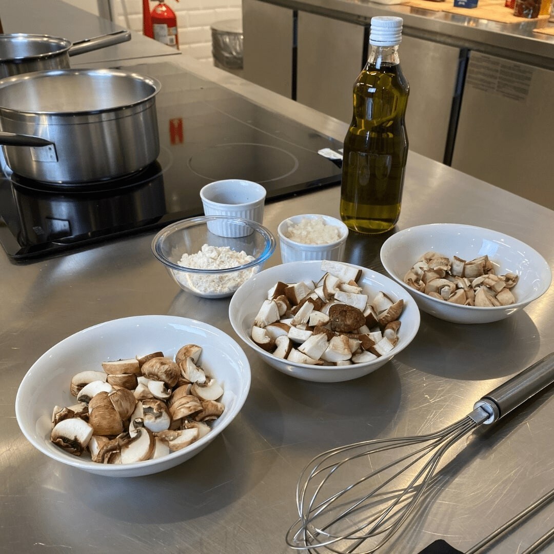 Quais são os tipos de mise en place e como eles otimizam a rotina na cozinha
