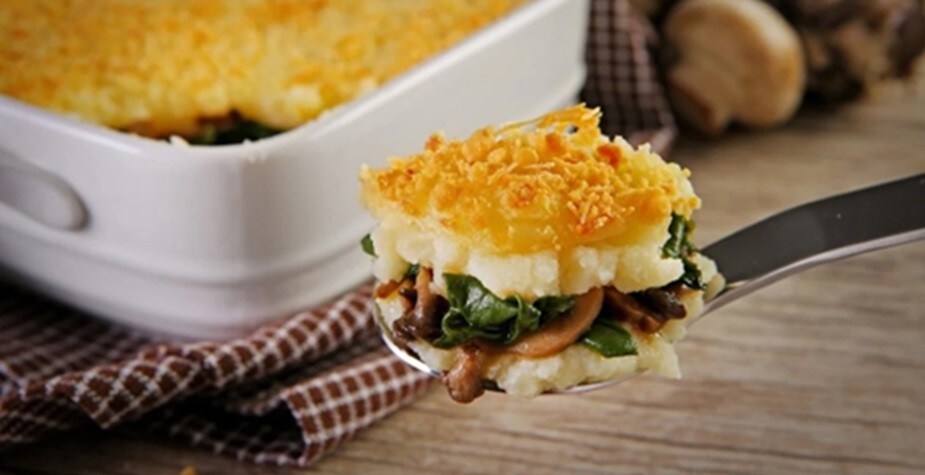 Escondidinho vegetariano com shimeji e espinafre, coberto com queijo parmesão gratinado Escondidinho vegetariano com shimeji e espinafre, coberto com queijo parmesão gratinado