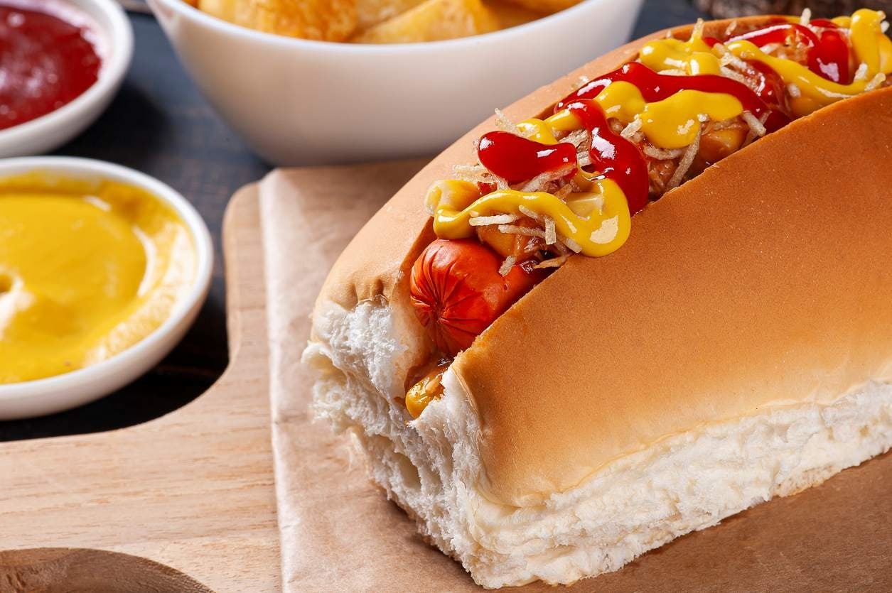Cachorro quente simples, com salsicha, batata-palha, mostarda e ketchup. Cachorro quente simples, com salsicha, batata-palha, mostarda e ketchup.