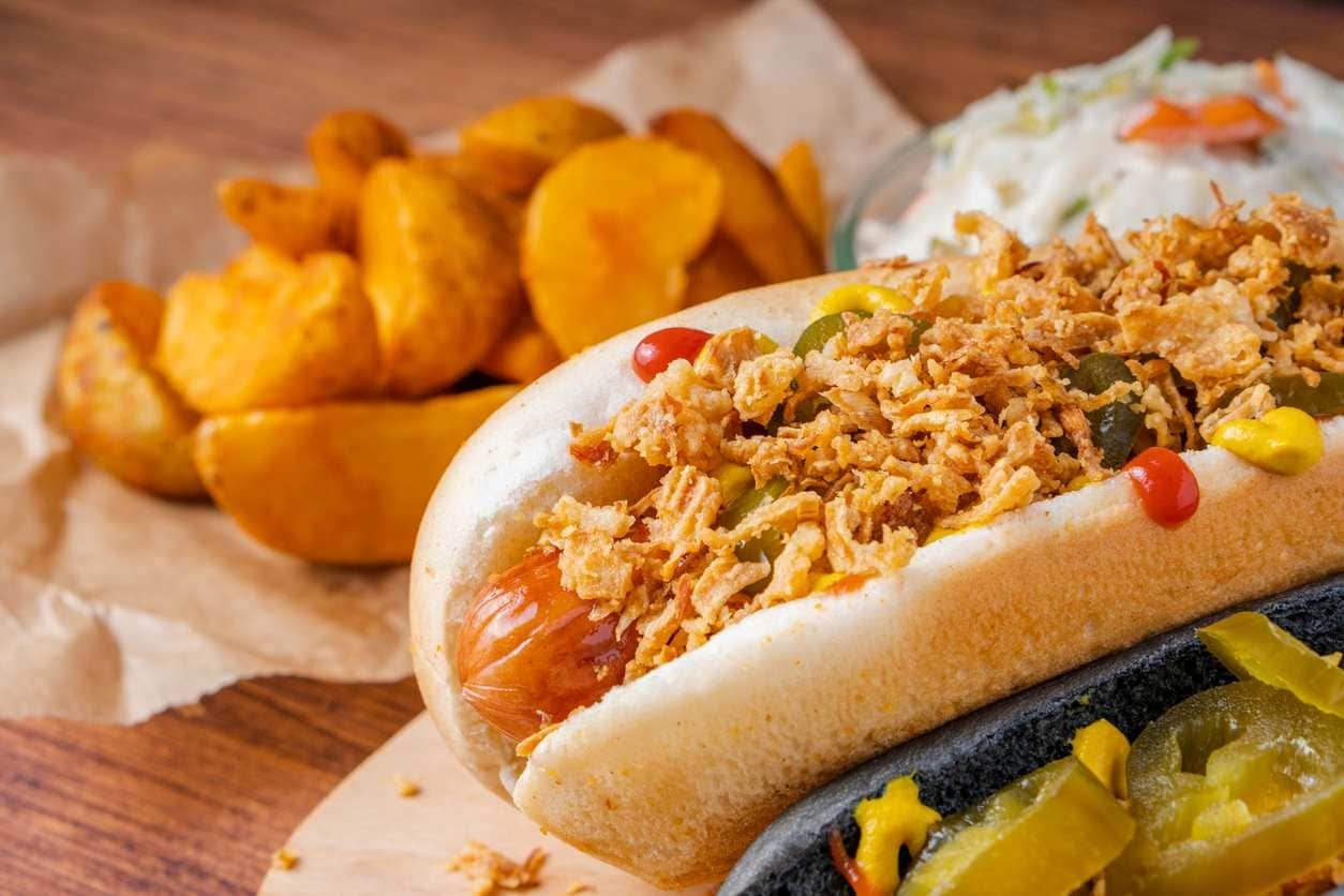 Cachorro-quente muito bem recheado, coberto principalmente com cebola crispy Cachorro-quente muito bem recheado, coberto principalmente com cebola crispy