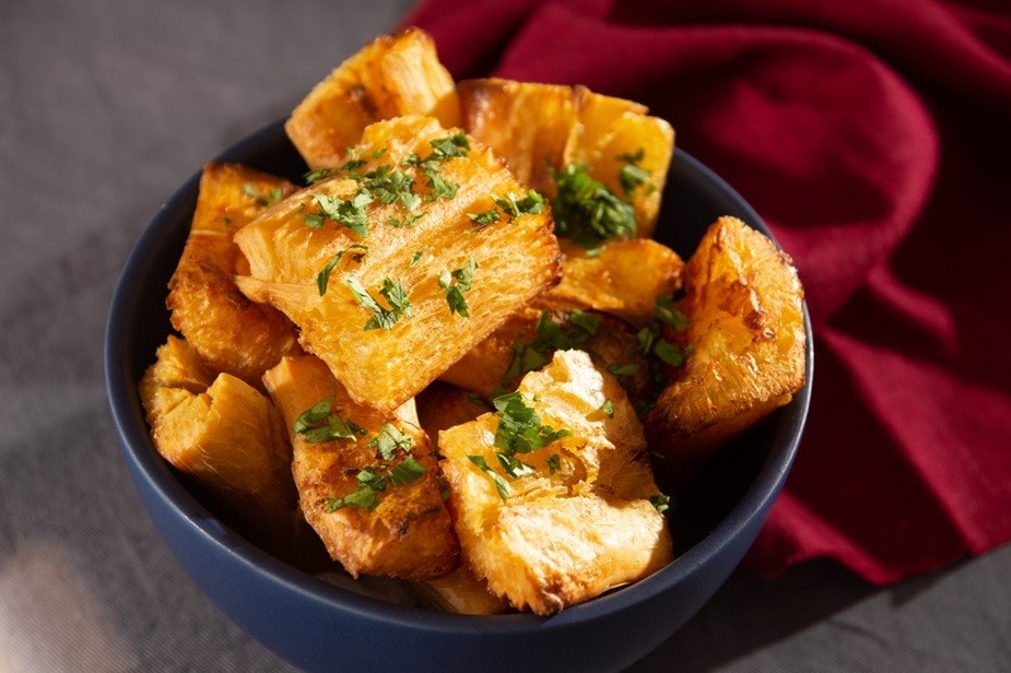 Bowl com vários pedaços de mandioca frita Bowl com vários pedaços de mandioca frita