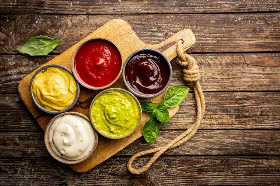 Tábua com cinco potinhos de molhos diferentes Tábua com cinco potinhos de molhos diferentes