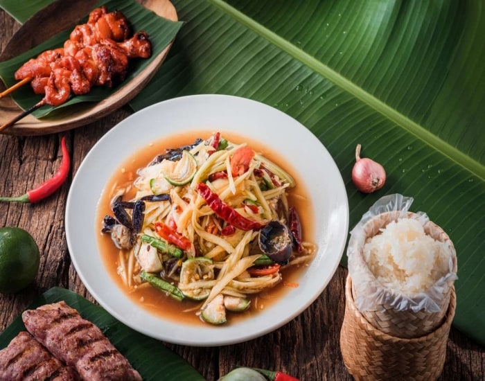 Som Tam: salada tailandesa de mamão verde Som Tam: salada tailandesa de mamão verde