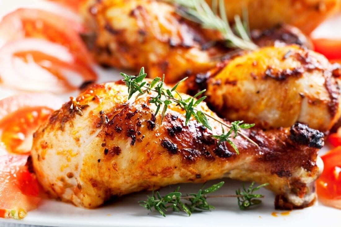 Coxas de frango assadas com ervas frescas e tomates. Coxas de frango assadas com ervas frescas e tomates.