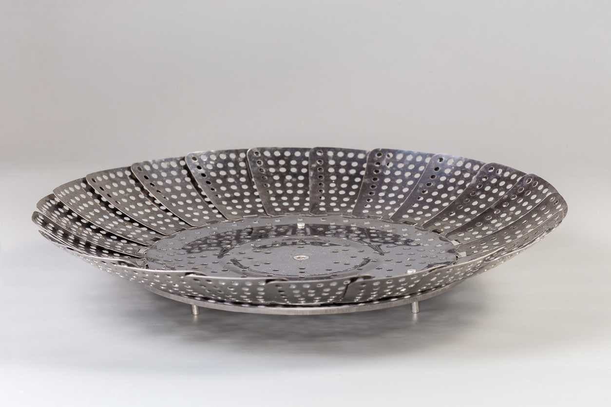 esto de alumínio aberto em um cenário com fundo branco.