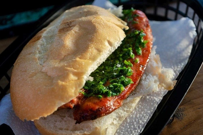 Lanche de rua: 8 tipos para lucrar no salão, delivery ou food truck
