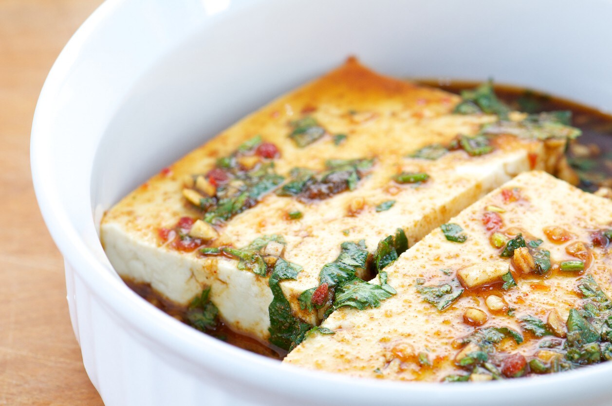 Dois pedaços generosos de tofu marinando em temperos, limão e shoyu. Dois pedaços generosos de tofu marinando em temperos, limão e shoyu.