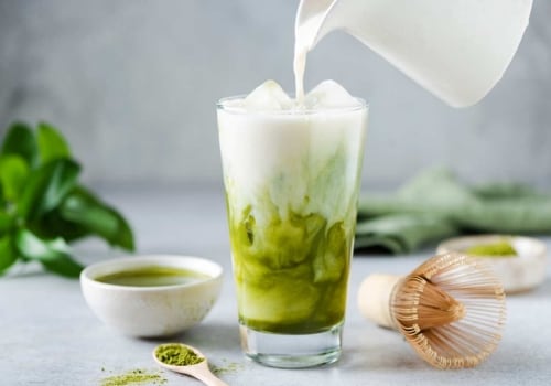 Leite sendo despejado em copo com matcha e gelo, misturando cores e formando lindos padrões. Leite sendo despejado em copo com matcha e gelo, misturando cores e formando lindos padrões.